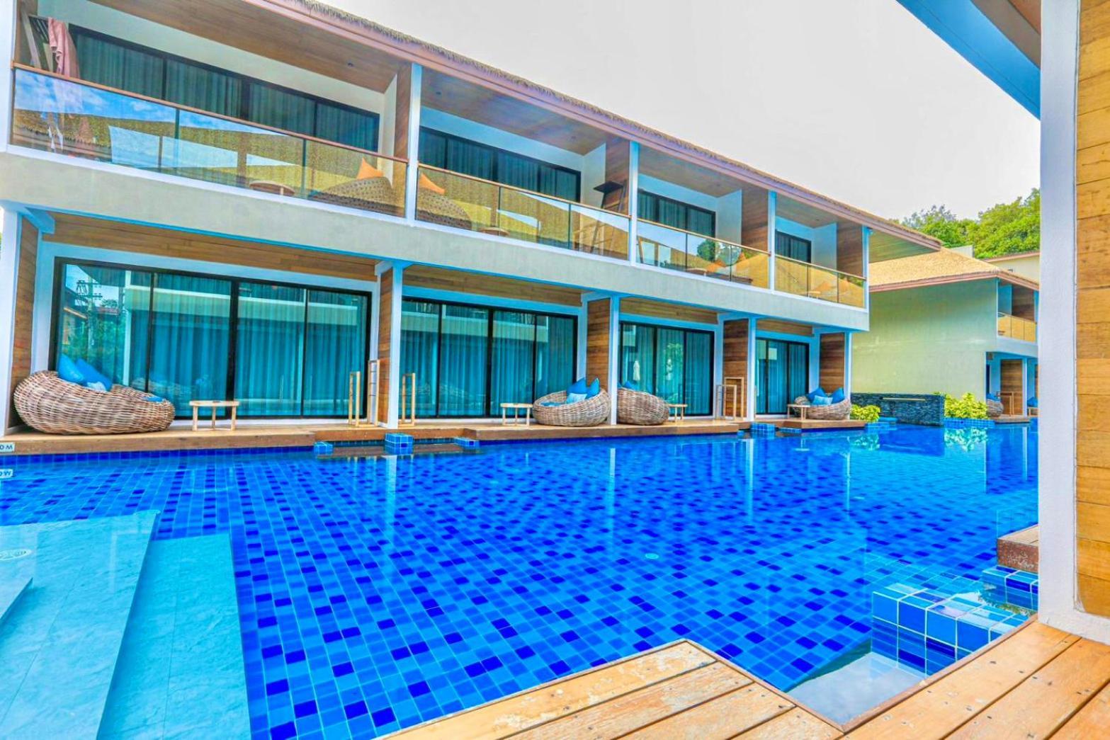 Superior Pool Access Twin Room